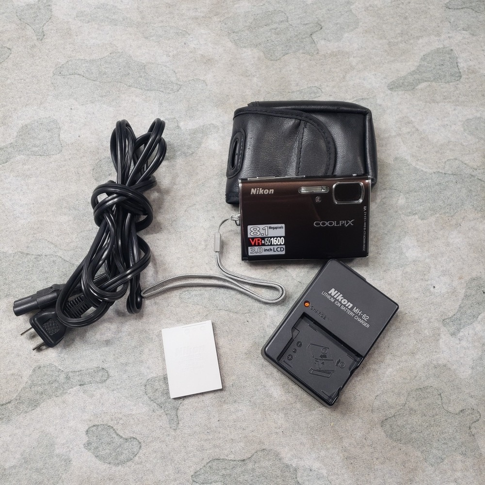 Nikon Coolpix S51 8.1MP Digital Camara Charger Battery W/case